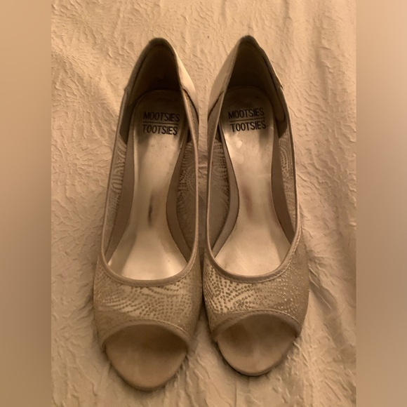 Mootsies Tootsies Cream Peep-Toe Pumps - Picture 1 of 3